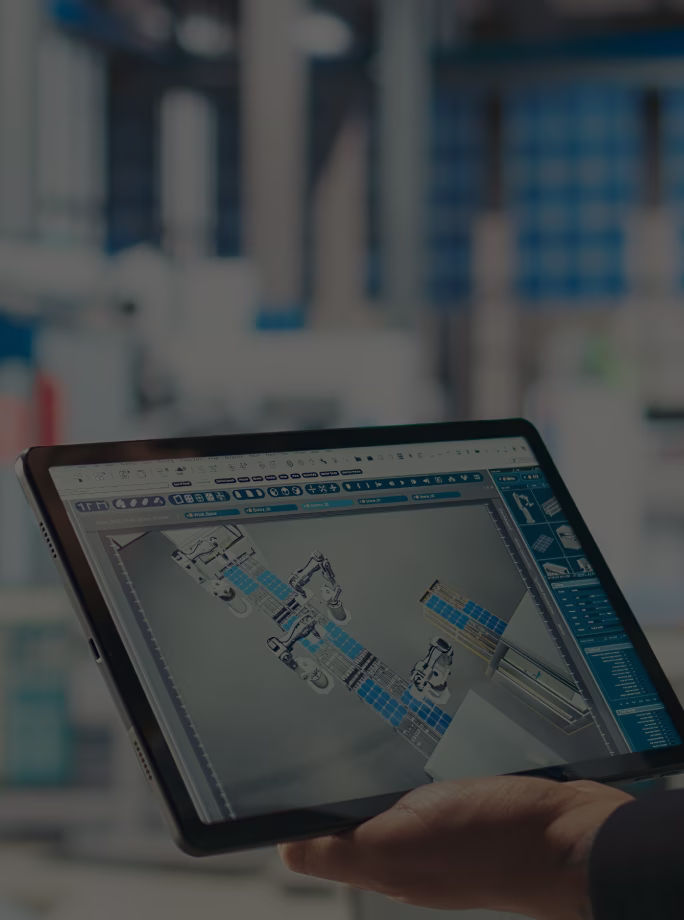Gros plan sur une tablette affichant un plan technique d’installation, tenue devant des équipements industriels.