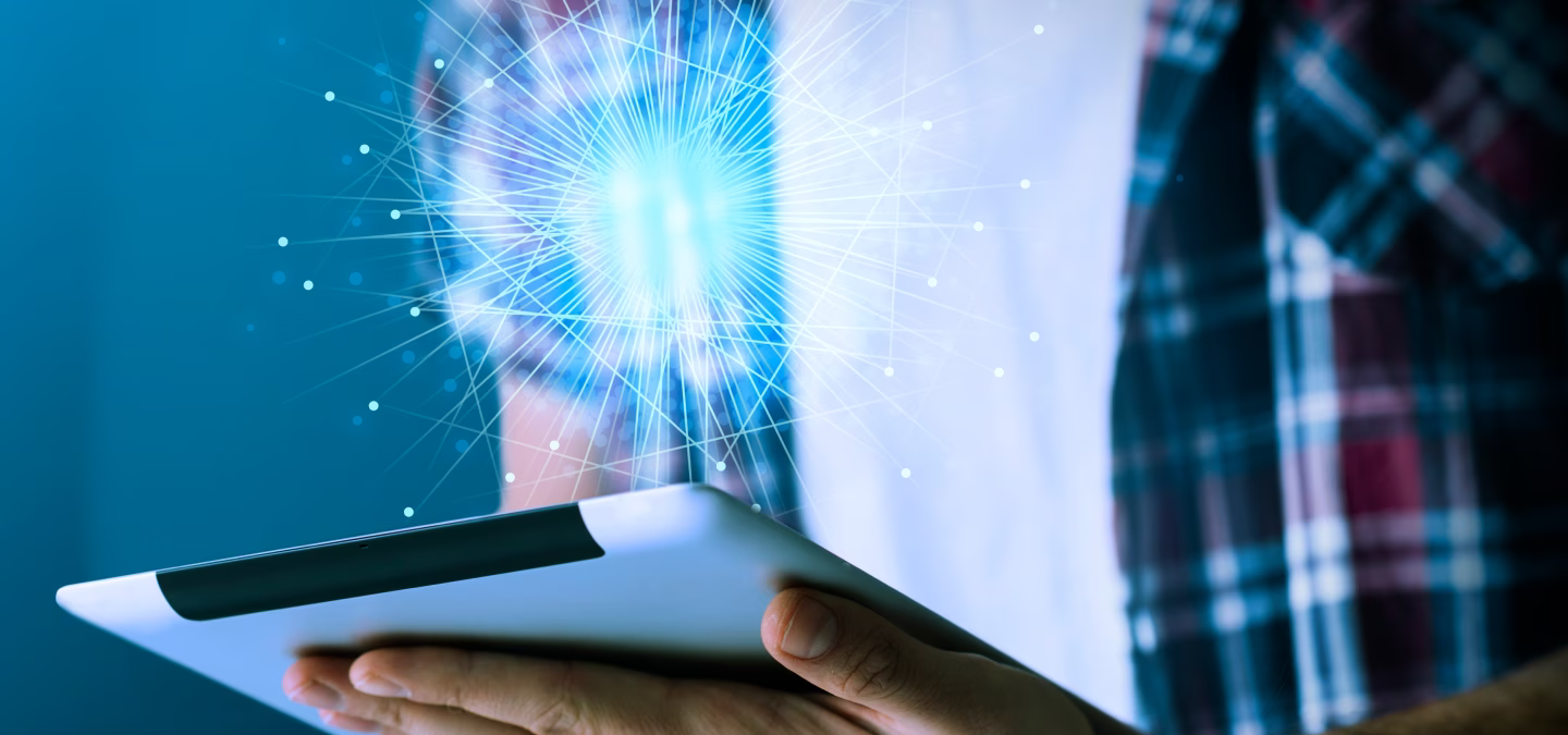 Utilisateur consultant une tablette avec une visualisation numérique de données