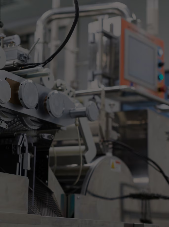 Équipement automatisé avec interface de commande dans un atelier industriel