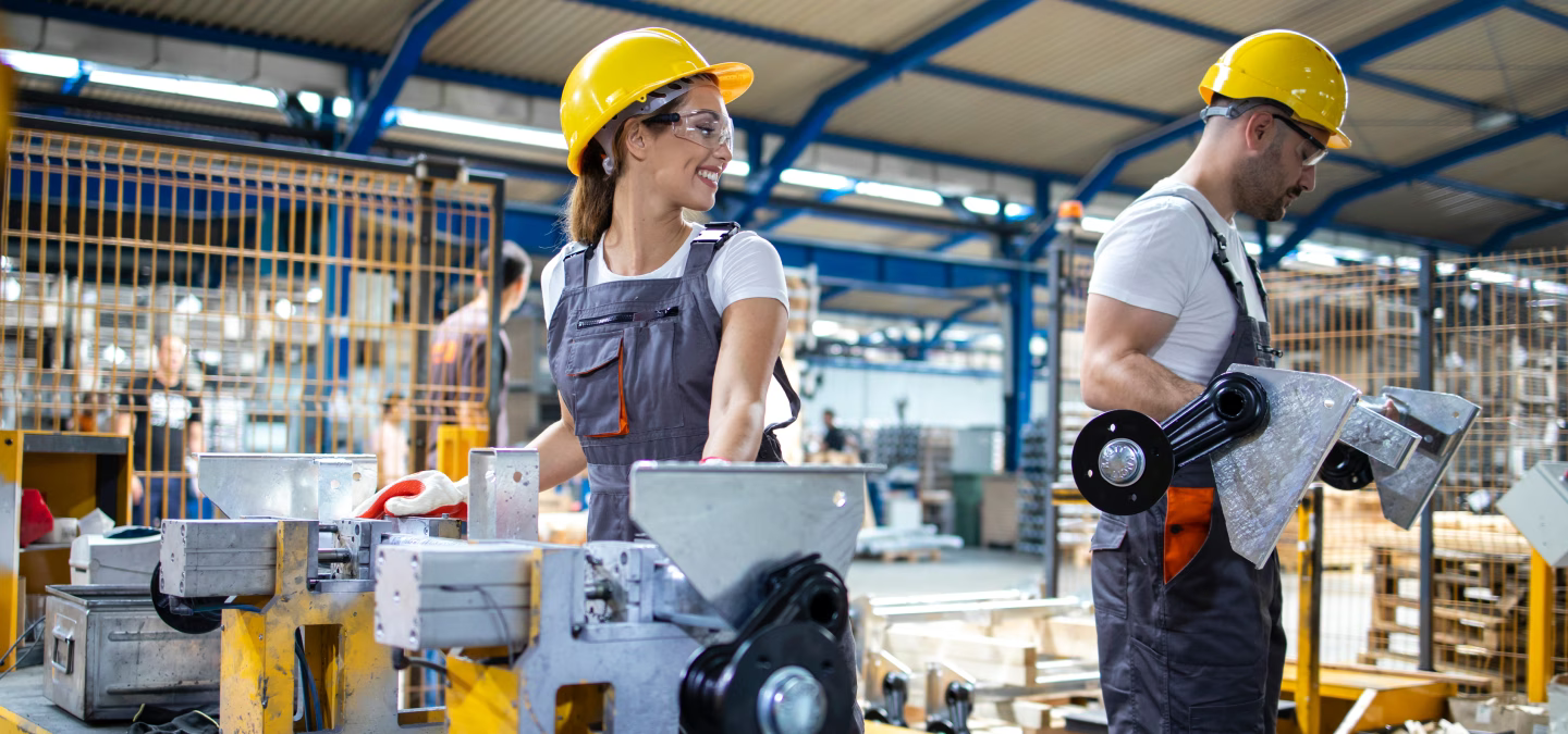 Opérateurs travaillant sur des équipements de fabrication dans un atelier industriel