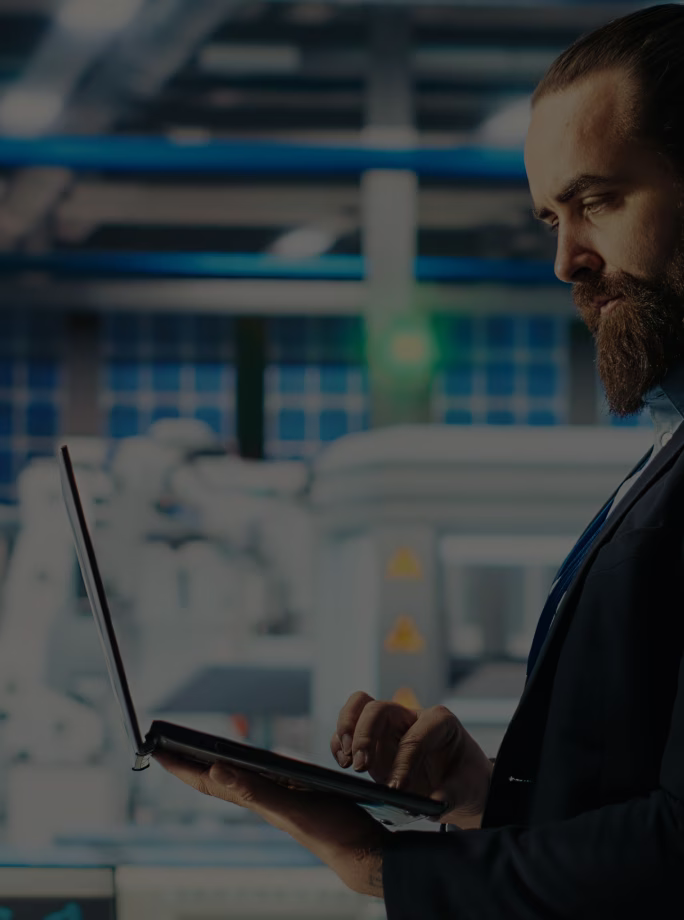 Opératrice utilisant une tablette pour réaliser un contrôle dans un environnement industriel