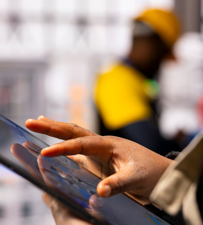 Responsable consultant les données de production sur un ordinateur portable dans un atelier industriel