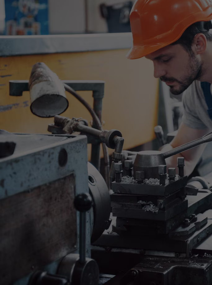 Technicien intervenant sur une machine industrielle dans un atelier de production