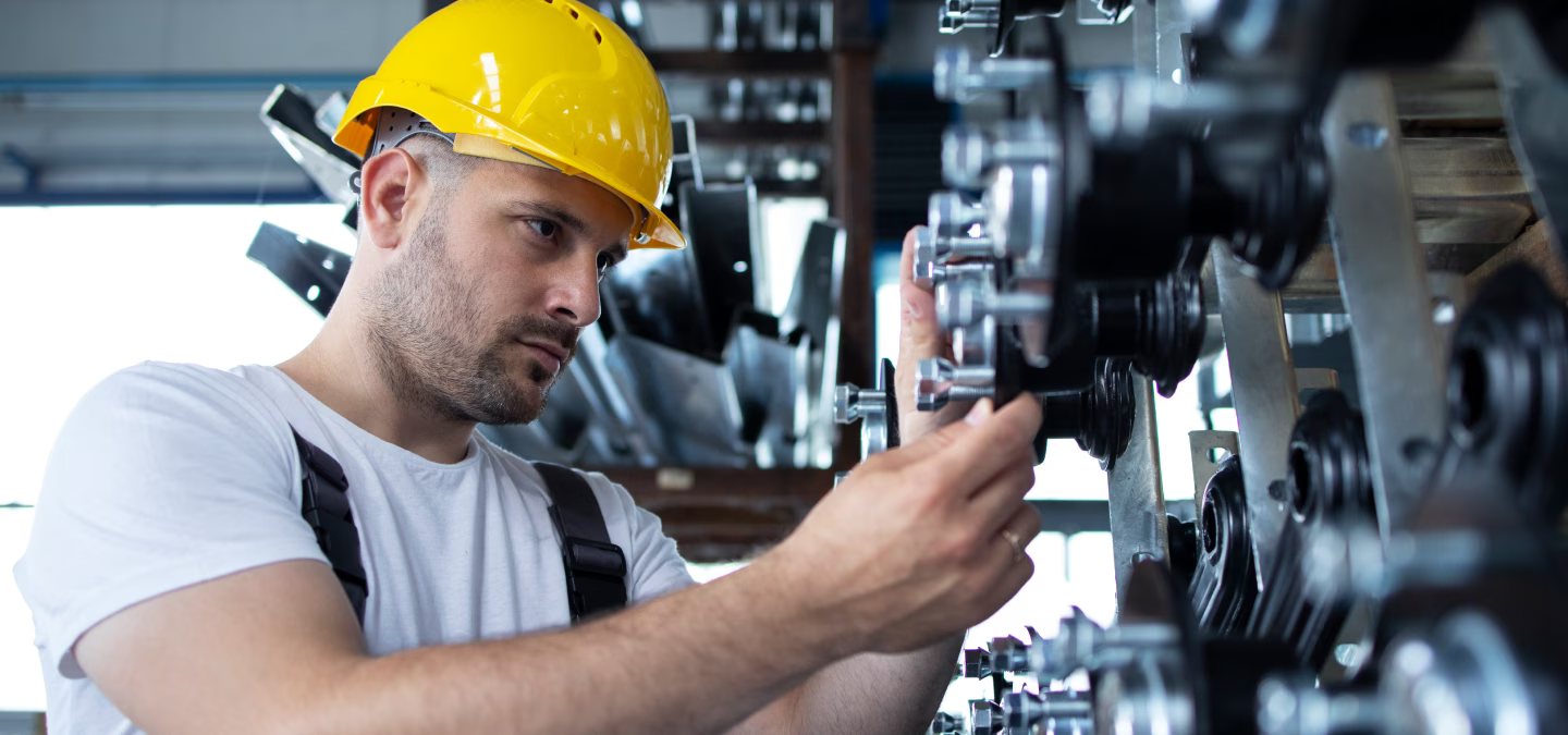 Technicien de maintenance contrôlant les composants d’un équipement industriel