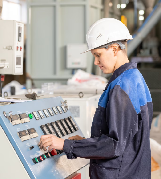 Opératrice réalisant un contrôle qualité sur un équipement industriel