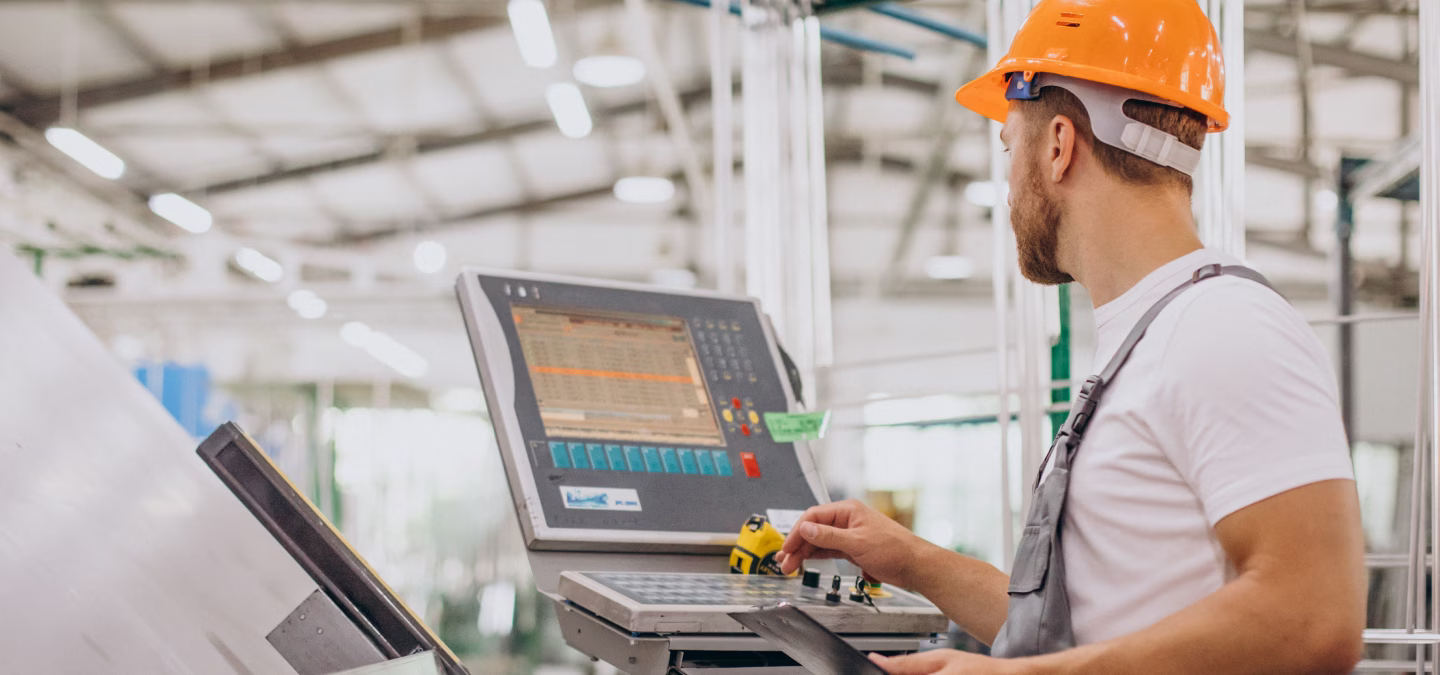 Opérateur utilisant un logiciel contrôle qualité sur une machine de production