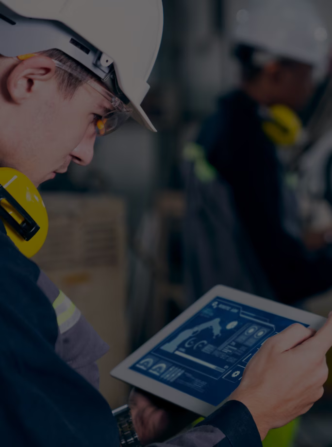 Technicien utilisant un logiciel contrôle qualité sur tablette en atelier