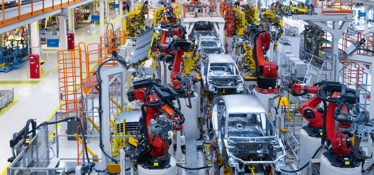 Chaîne de production automobile pilotée par un logiciel MES automobile assurant le suivi de la production, de la qualité et de la traçabilité.