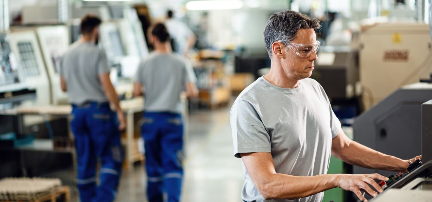 Opérateur utilisant un logiciel MES défense afin de piloter la production en atelier