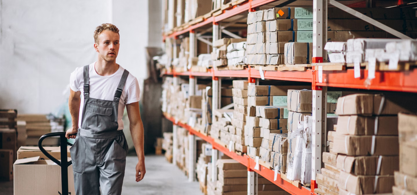 Opérateur déplaçant une palette dans l’entrepôt d’un fournisseur de la grande distribution