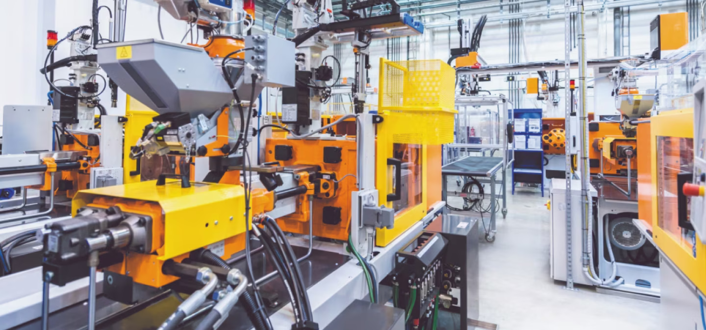 Atelier automatisé équipé de presses et de machines dédiées à l’injection plastique.