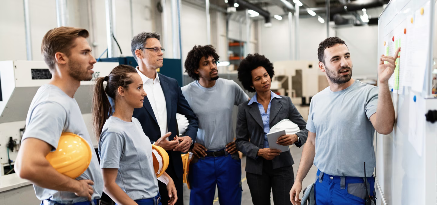 Opérateurs en train de suivre une formations dans un atelier de production