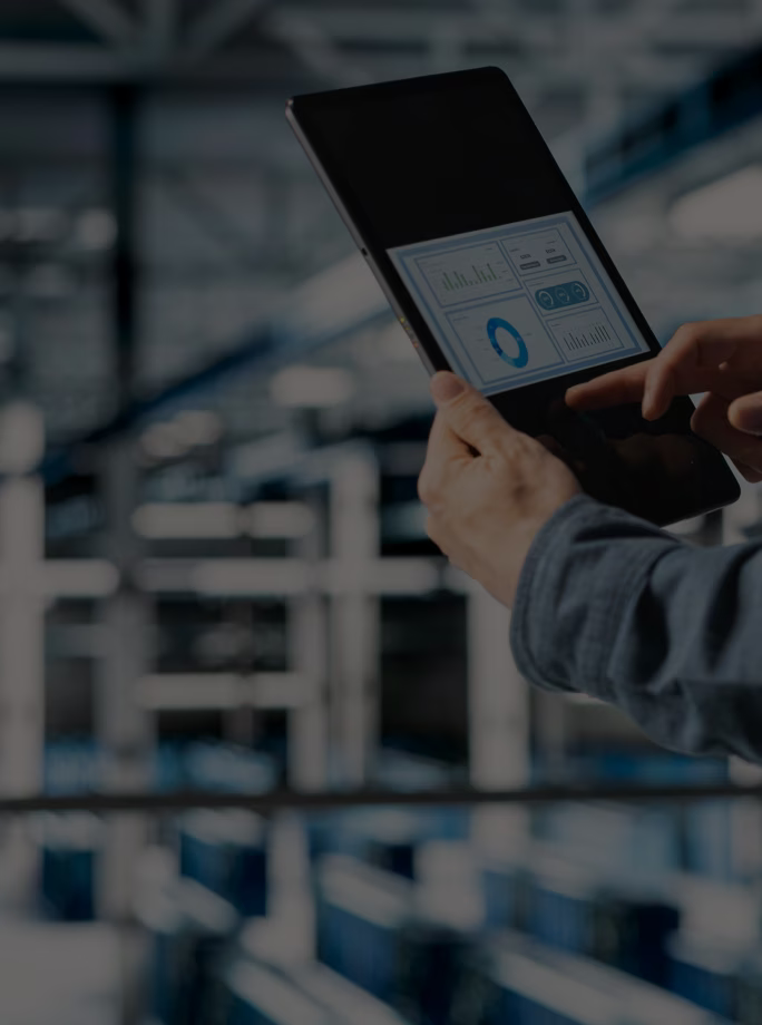 Responsable consultant des indicateurs de performance sur une tablette dans un environnement industriel