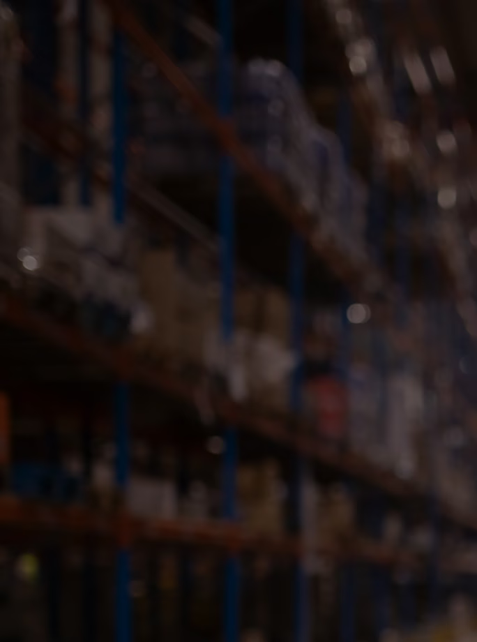 Zone de stockage industrielle avec rayonnages contenant des produits et matières