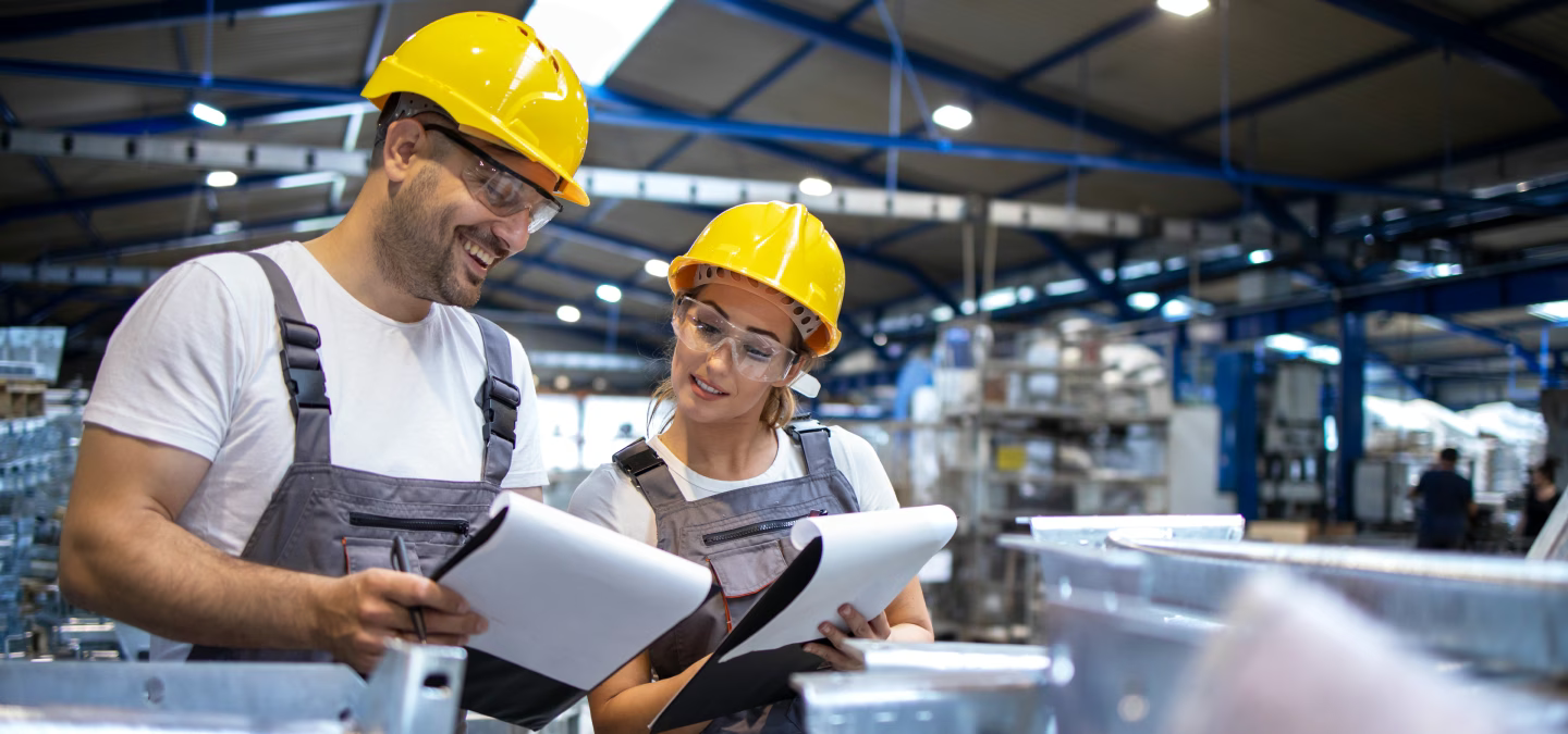 Deux professionnels analysent les enjeux métiers de leur site industriel.